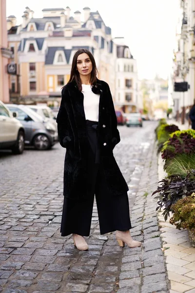 Sokakta poz veren güzel bir kadın.