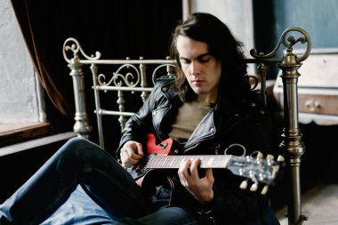 Gitar çalan genç adam