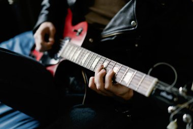 Gitar çalan genç adam