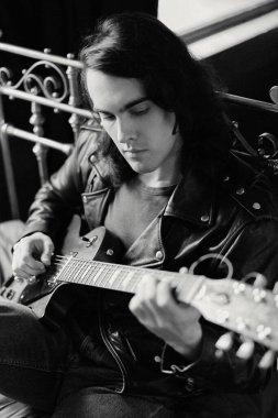 Gitar çalan genç adam