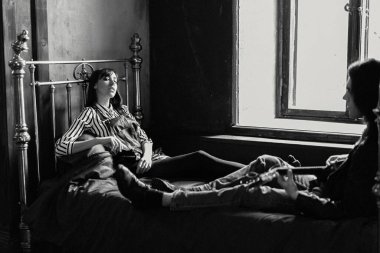 Kanepede gitar çalan genç bir çift.