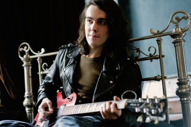 Gitar çalan genç adam