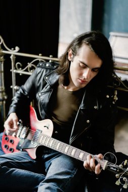Gitar çalan genç adam