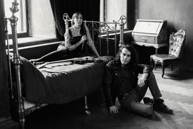 Kanepede gitar çalan genç bir çift.