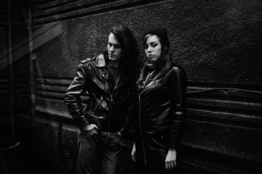 Genç çift sokakta poz