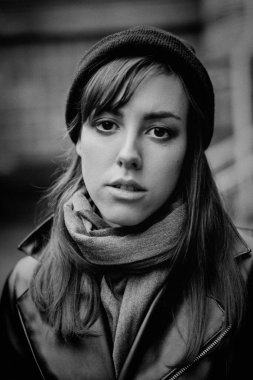 Açık havada güzel bir genç kadının moda çekimi.