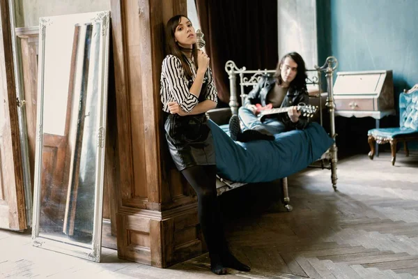 Pareja Joven Tocando Guitarra Sofá —  Fotos de Stock