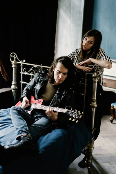 Pasangan Muda Bermain Gitar Sofa — Stok Foto