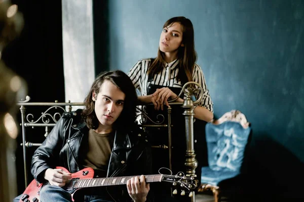 Pasangan Muda Bermain Gitar Sofa — Stok Foto