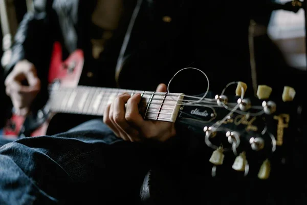 Młody Człowiek Gra Gitarze — Zdjęcie stockowe