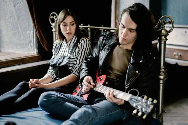 Jovem Casal Tocando Guitarra Sofá — Fotografia de Stock