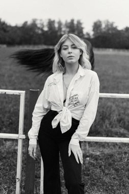 Açık havada güzel bir genç kadının moda çekimi.