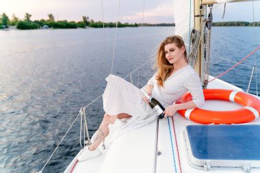 Lüks yatlarda poz veren güzel kız.