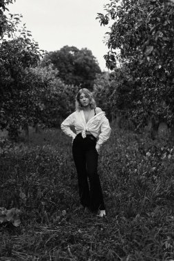 Açık havada güzel bir genç kadının moda çekimi.