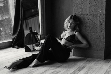 Açık havada güzel bir genç kadının moda çekimi.