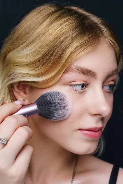 Wanita Muda Yang Cantik Menerapkan Makeup — Stok Foto