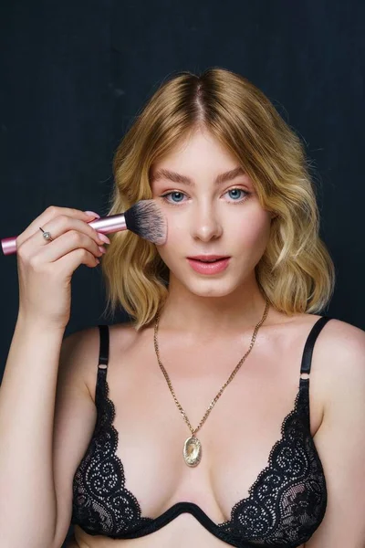 Vacker Ung Kvinna Tillämpa Makeup — Stockfoto