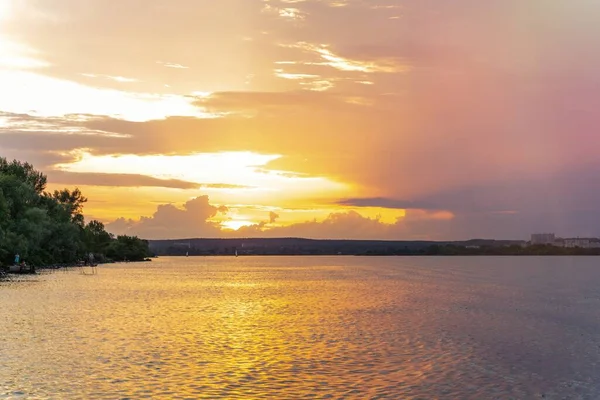 Pemandangan Indah Matahari Terbenam Atas Danau Atau Sungai — Stok Foto