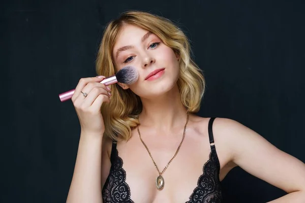 Wanita Muda Yang Cantik Menerapkan Makeup — Stok Foto