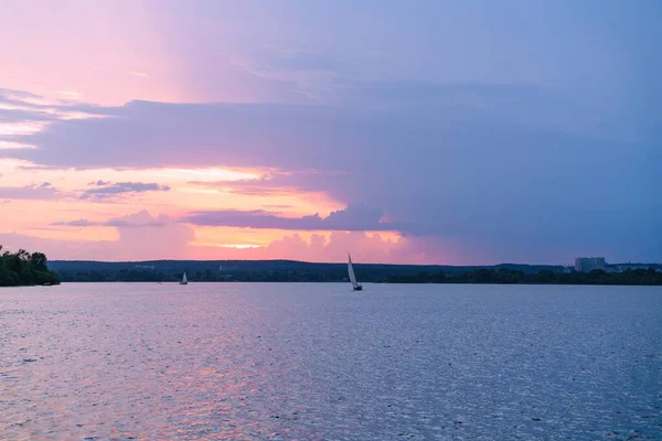 Pemandangan Indah Matahari Terbenam Atas Danau Atau Sungai — Stok Foto
