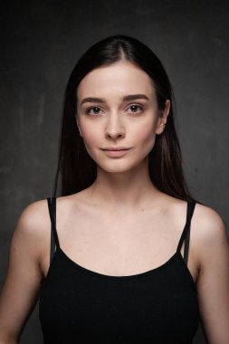 Açık havada güzel bir genç kadının moda çekimi.