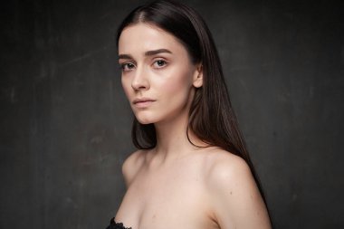 Açık havada güzel bir genç kadının moda çekimi.