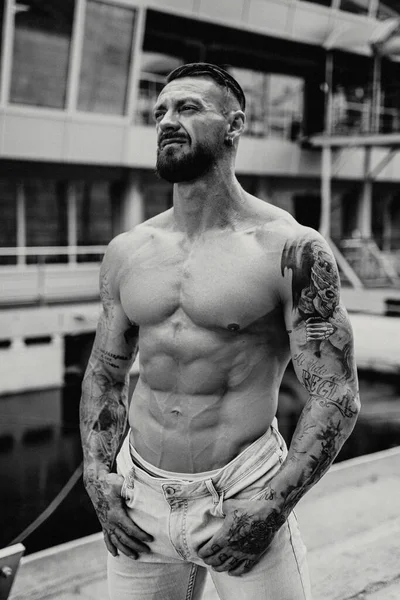 Junger Muskulöser Mann Ohne Hemd Posiert — Stockfoto