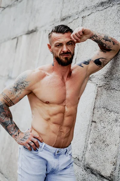 Jovem Sem Camisa Muscular Homem Posando — Fotografia de Stock