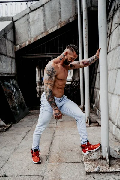 Jovem Sem Camisa Muscular Homem Posando — Fotografia de Stock