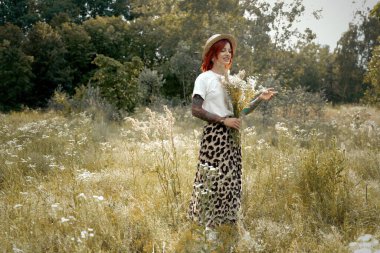 Güzel genç bir kadının moda fotoğrafı. 