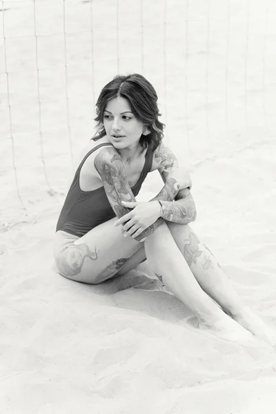 Splendida Giovane Donna Tatuata Costume Bagno Sulla Spiaggia — Foto Stock