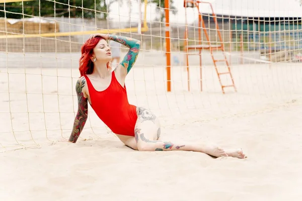 Чудова Молода Татуйована Жінка Купальнику Пляжі — стокове фото