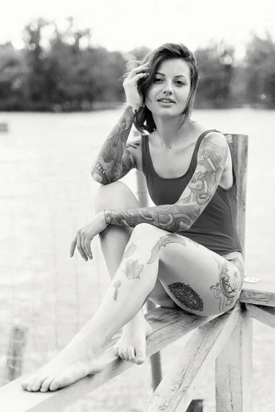 Nádherná Mladá Tetovaná Žena Plavkách Pláži — Stock fotografie