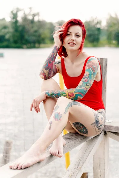 Splendida Giovane Donna Tatuata Costume Bagno Sulla Spiaggia — Foto Stock