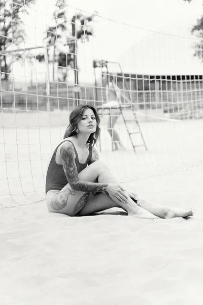 Hermosa Joven Tatuada Mujer Traje Baño Playa —  Fotos de Stock