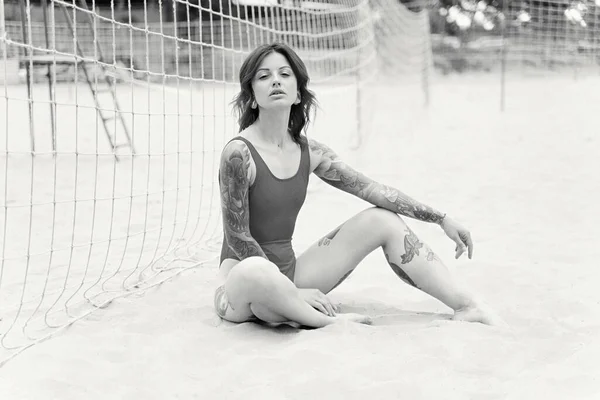 Nádherná Mladá Tetovaná Žena Plavkách Pláži — Stock fotografie