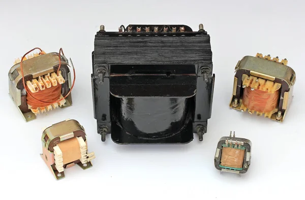 çeşitli elektrik transformatörleri