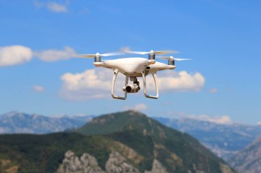 dağın üzerinde drone uçuş