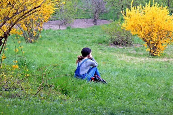 Chica en el parque de primavera —  Fotos de Stock