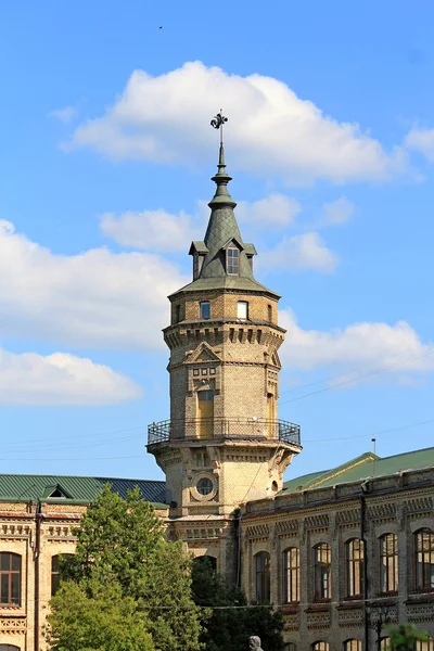 High tower of the old castle — Stock Photo, Image