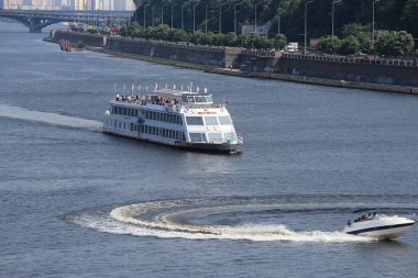 Dinyeper Nehri üzerinde zevk tekneleri