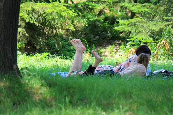 Schülerinnen bereiten sich im Park auf Prüfungen vor — Stockfoto