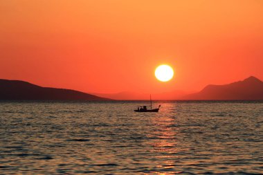 Adriyatik Denizi'nin pitoresk kıyısında gün batımı