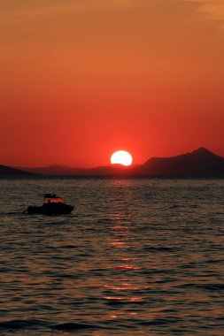 Adriyatik Denizi'nin pitoresk kıyısında gün batımı