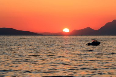 Adriyatik Denizi'nin pitoresk kıyısında gün batımı
