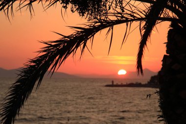 Adriyatik Denizi'nin pitoresk kıyısında gün batımı
