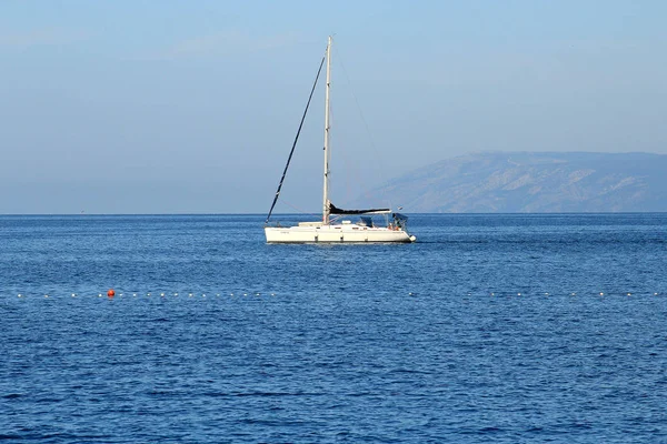 Vit ljus Yacht vid Adriatiska havet — Stockfoto