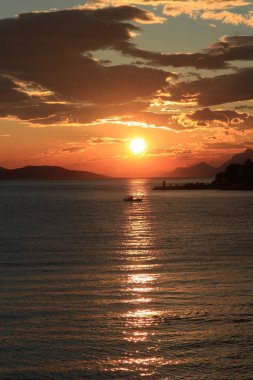 Adriyatik Denizi'nin pitoresk kıyısında gün batımı