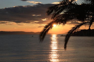 Adriyatik Denizi'nin pitoresk kıyısında gün batımı