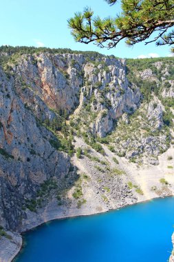 Hırvatistan'ın İmotski köyünde karst gölü